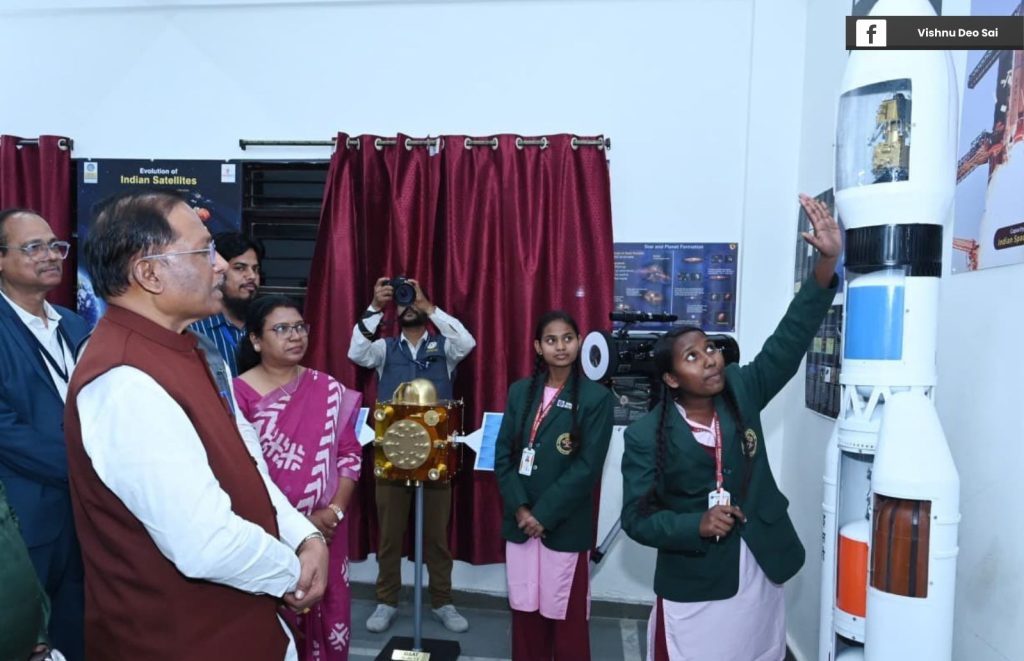 मुख्यमंत्री विष्णु देव साय ने पेंड्रा में किया ब्यूटी, अपैरल और स्पेस लैब का उद्घाटन; जनजातीय विद्यार्थियों को मिलेगी कौशल की नई उड़ान।