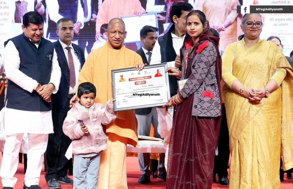 यूपी के 60 लाख लोगों को मिला आवास योजना का लाभ, खातों में ट्रांसफर किए ₹2,000 करोड़