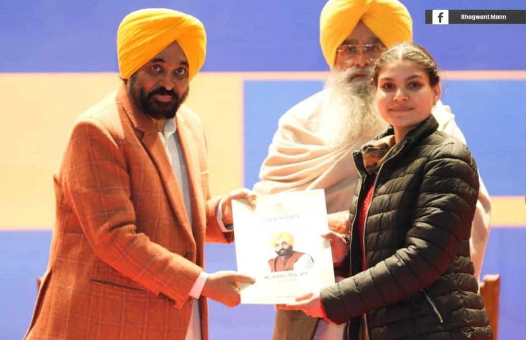ख्यमंत्री भगवंत मान ने 916 युवाओं को सौंपे नियुक्ति पत्र; अब तक 63,943 को मिली सरकारी नौकरी।